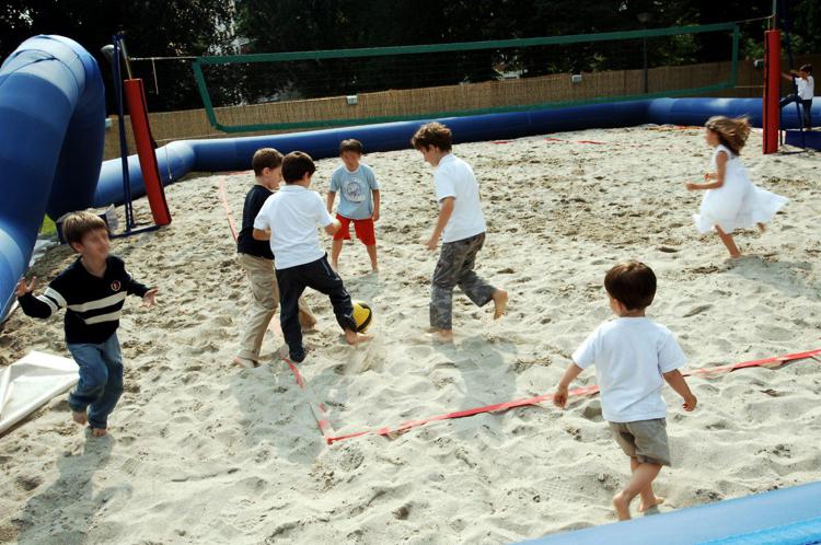Bambini giocano a beach volley/ - Fotogramma