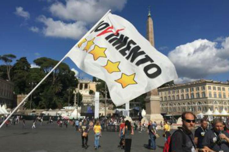 Roma, attivisti M5S sul piede di guerra: gli stipendi d'oro rimbalzano in chat