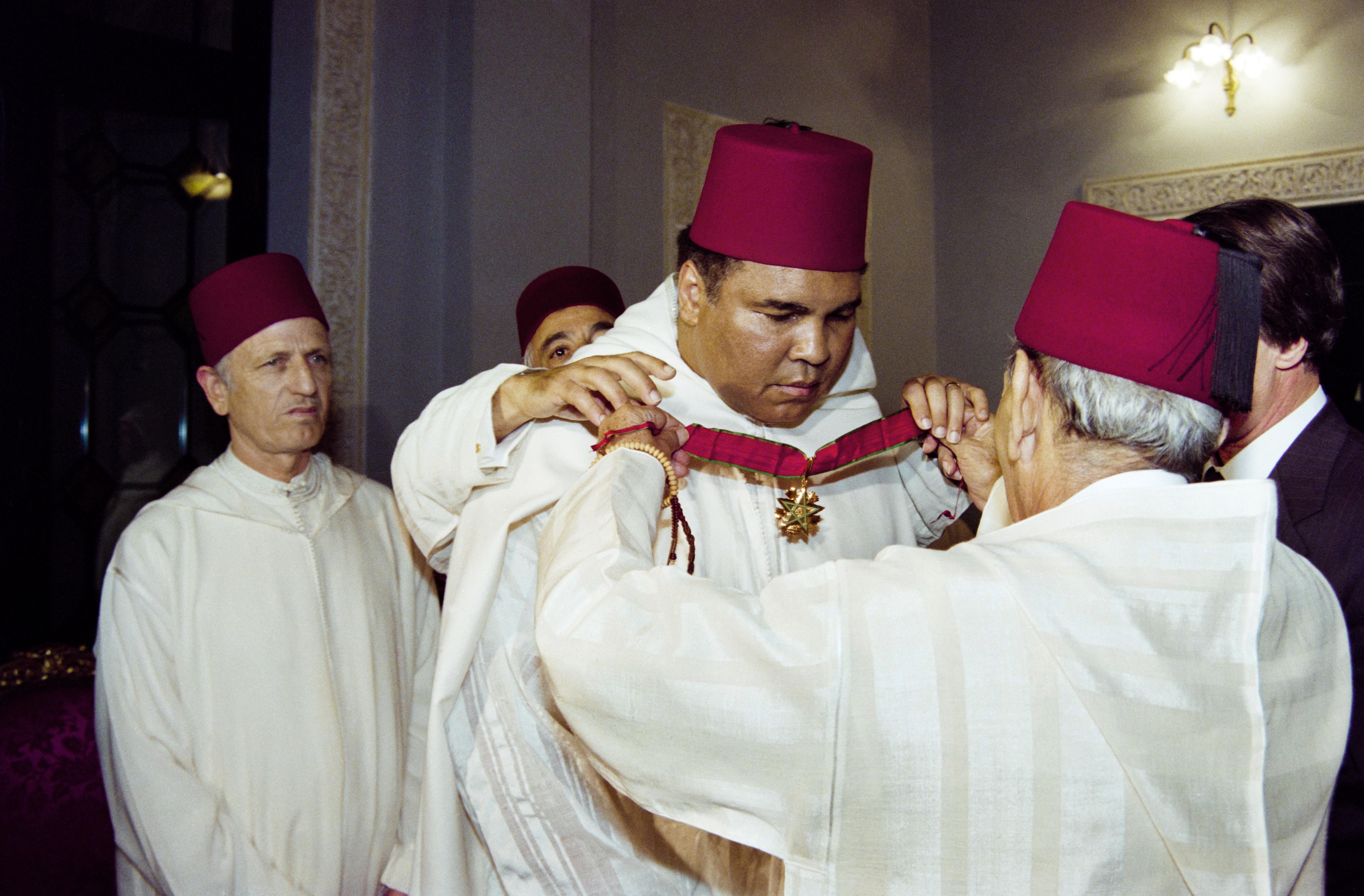 Gennaio 1998. Re Hassan II del Marocco decora Muhammed Ali nel corso di una cerimonia a Palazzo Reale di Rabat. (Foto Afp)