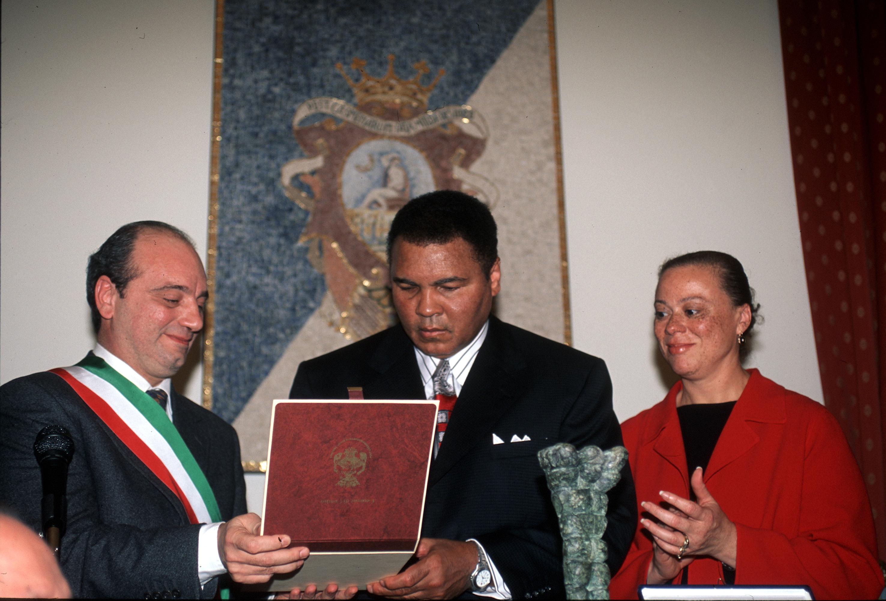 Muhammad Ali in visita a Comiso per ricevere la cittadinanza onoraria (Fotogramma)