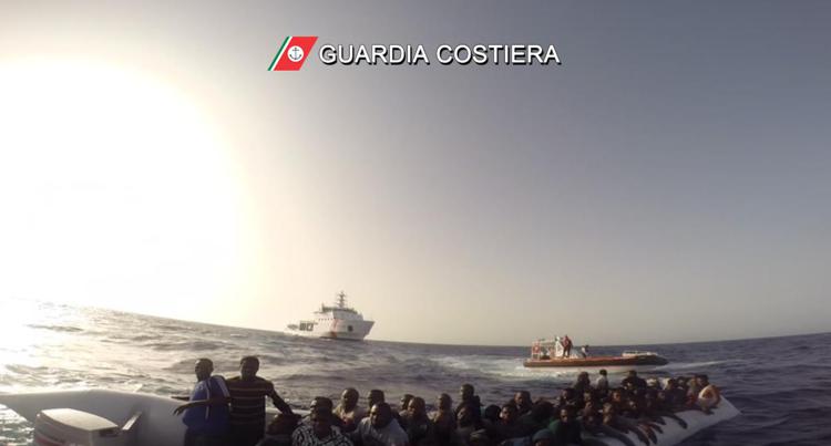 Gommone carico di migranti naufraga nel Canale di Sicilia: morte 10 donne /I soccorsi