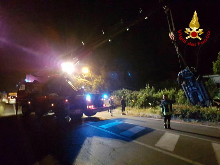 Invade corsia opposta e travolge scooter: morti due giovani vicino Roma