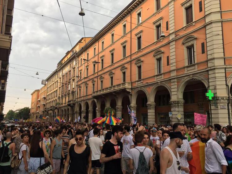 Gay Pride, un fiume arcobaleno per le strade di Milano e Bologna