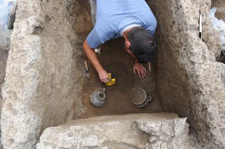 Pompei: nuovi ritrovamenti negli scavi, una tomba e monete d'oro