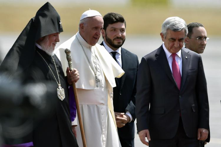 Papa Francesco accolto all'aeroporto di Erevan dal Supremo Patriarca Karekin II (primo a sinistra) e dal presidente della Repubblica dell'Armenia Serzh Sarkisian (Afp) - AFP