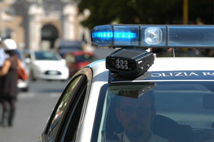 Roma: tenta di staccare street control da tetto auto vigili, denunciato
