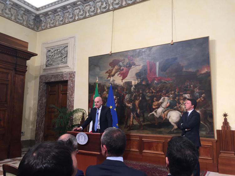L'ad di Eni, Claudio Descalzi e il premier, Matteo Renzi (Adnkronos)
