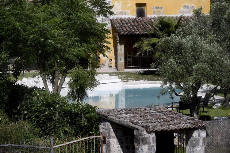 La piscina del centro turistico di San Salvatore Telesino (Benevento)  dove è stato ritrovato il corpo della piccola Maria (Fotogramma)