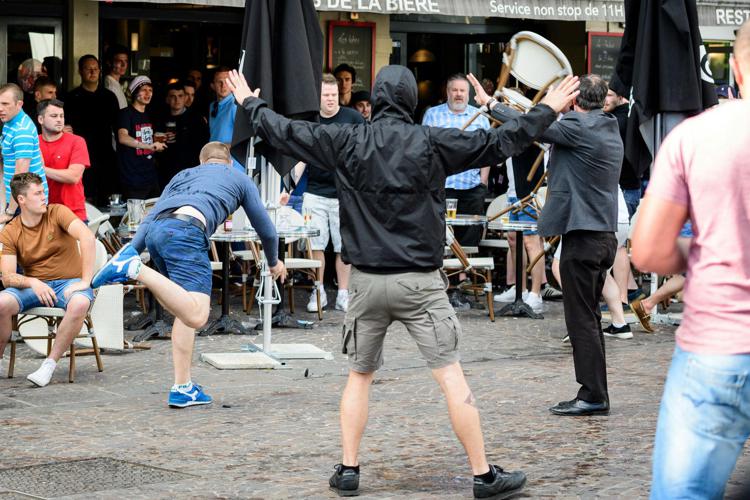 Vergogna hooligans su Euro 2016: scontri a Lille tra russi, inglesi e francesi