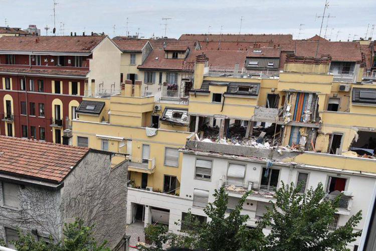 Esplosione in una palazzina in Via Porto Ferrario, tra via Brioschi e via Carcano: crolla parte di un edificio (FOTOGRAMMA)