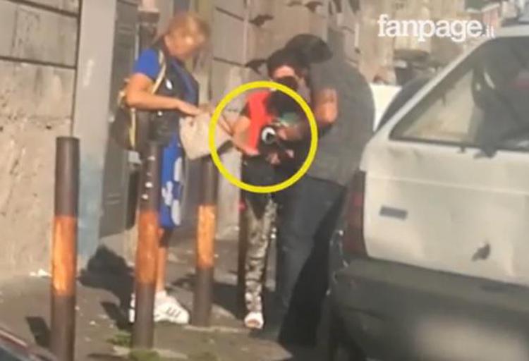 Un fermo immagine del video sulle presunte irregolarità davanti ai seggi di Napoli di Fanpage