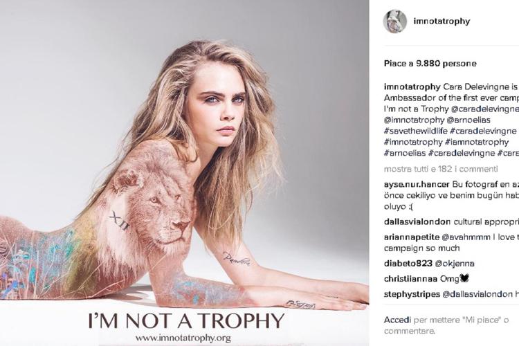 Cara Delevingne posa per la campagna pubblicitaria di 'I'm not a Trophy' (foto da Instagram)