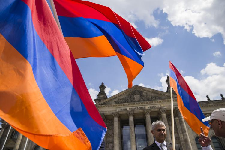 Attivisti armeni fuori dal Bundestag (Afp) - AFP