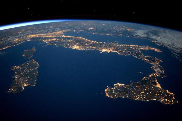 L'Italia di notte vista dallo spazio nella foto dell'astronauta Esa Tim Peake (Foto ESA)