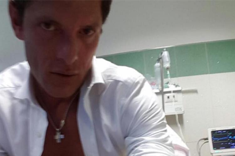 Il selfie di Aldo Montano in ospedale (foto da Facebook)