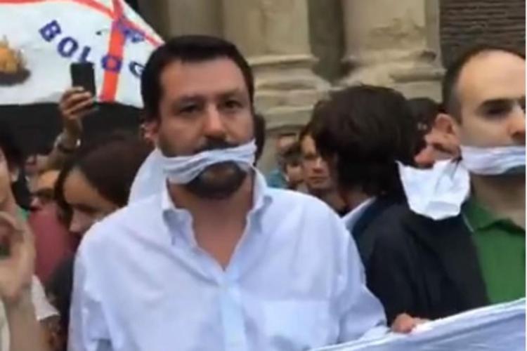 Matteo Salvini a Bologna (Fermo immagine dalla diretta sul suo profilo Facebook) 