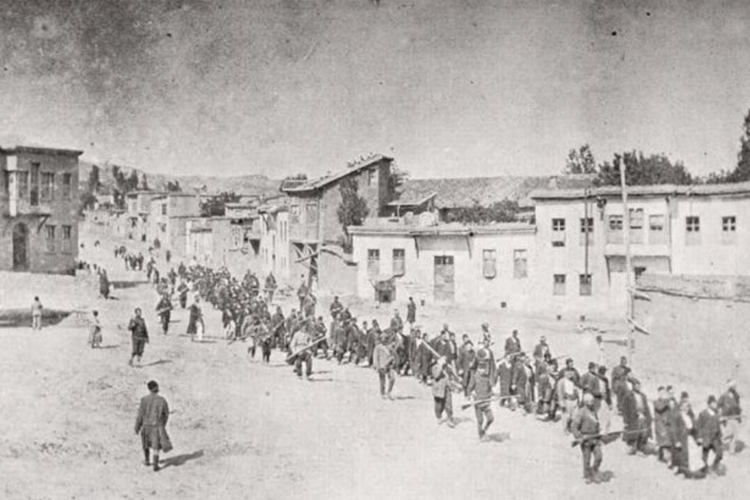 Kharpert, Impero Ottomano, aprile 1915- Civili armeni in marcia forzata verso il campo di prigionia di Mezireh, sorvegliati da soldati turchi armati. (Foto Wikipedia)(Foto  - Archivio Auswrtigen Amtes, da Wikicommons)