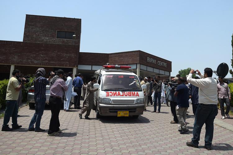 L'ambulanza all'ospedale di Islamabad (Pakistan) trasporta il corpo della 19enne torturata e bruciata viva (Afp) - AFP