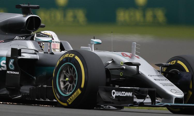 La Mercedes AMG Petronas F1 del pilota britannico  Lewis Hamilton durante le qualifiche del Gp di Silverstone (Foto Afp) - AFP