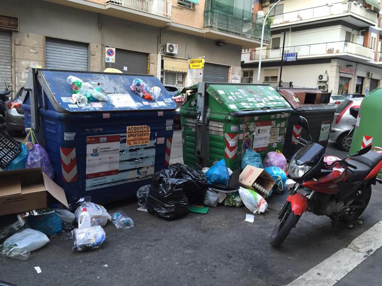 Roma, rifiuti in strada a Casal Bruciato (Adnkronos)
