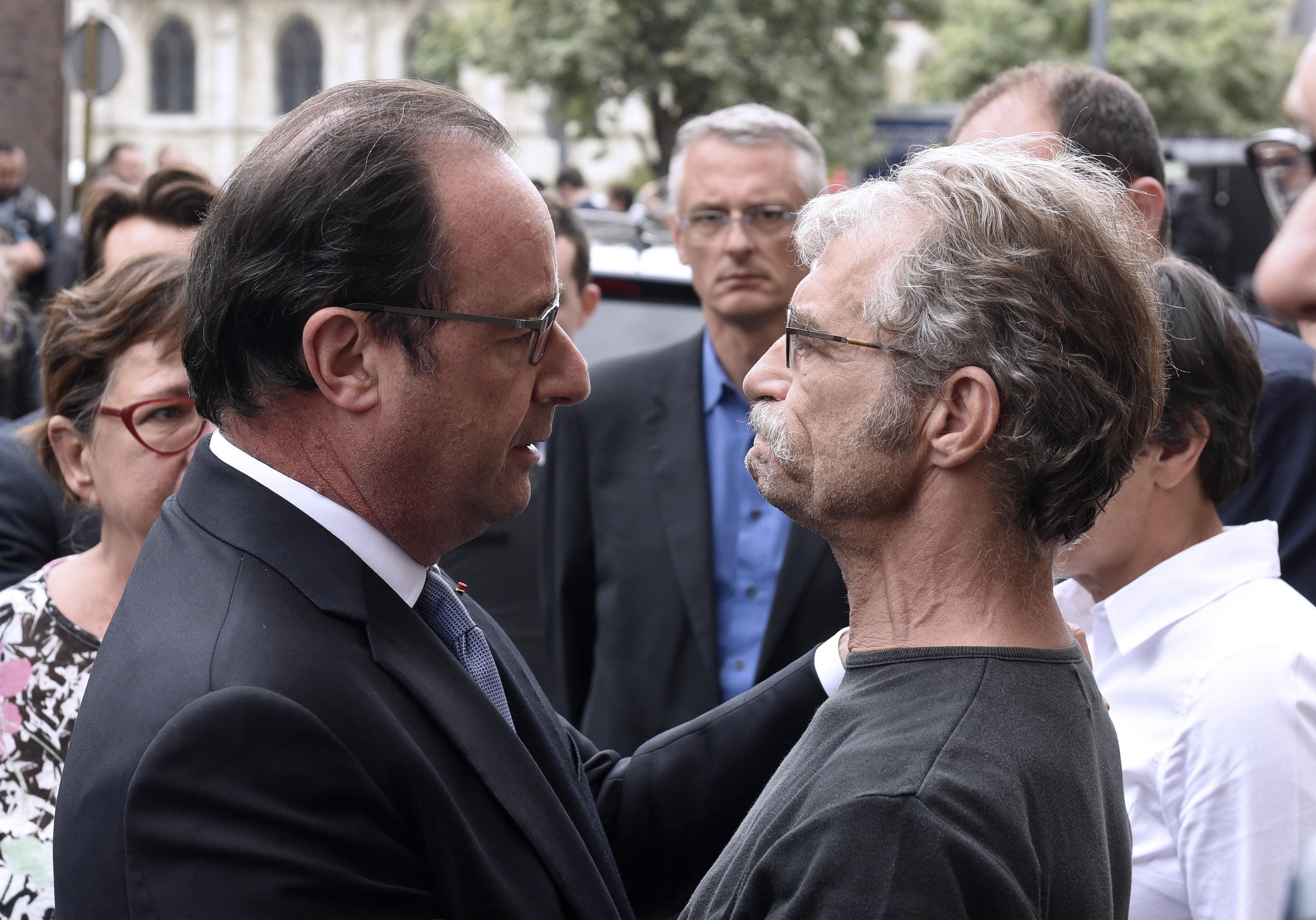 Il presidente francese Francois Hollande con il sindaco di Saint-Etienne-du-Rouvray Hubert Wulfranc (Foto Afp)