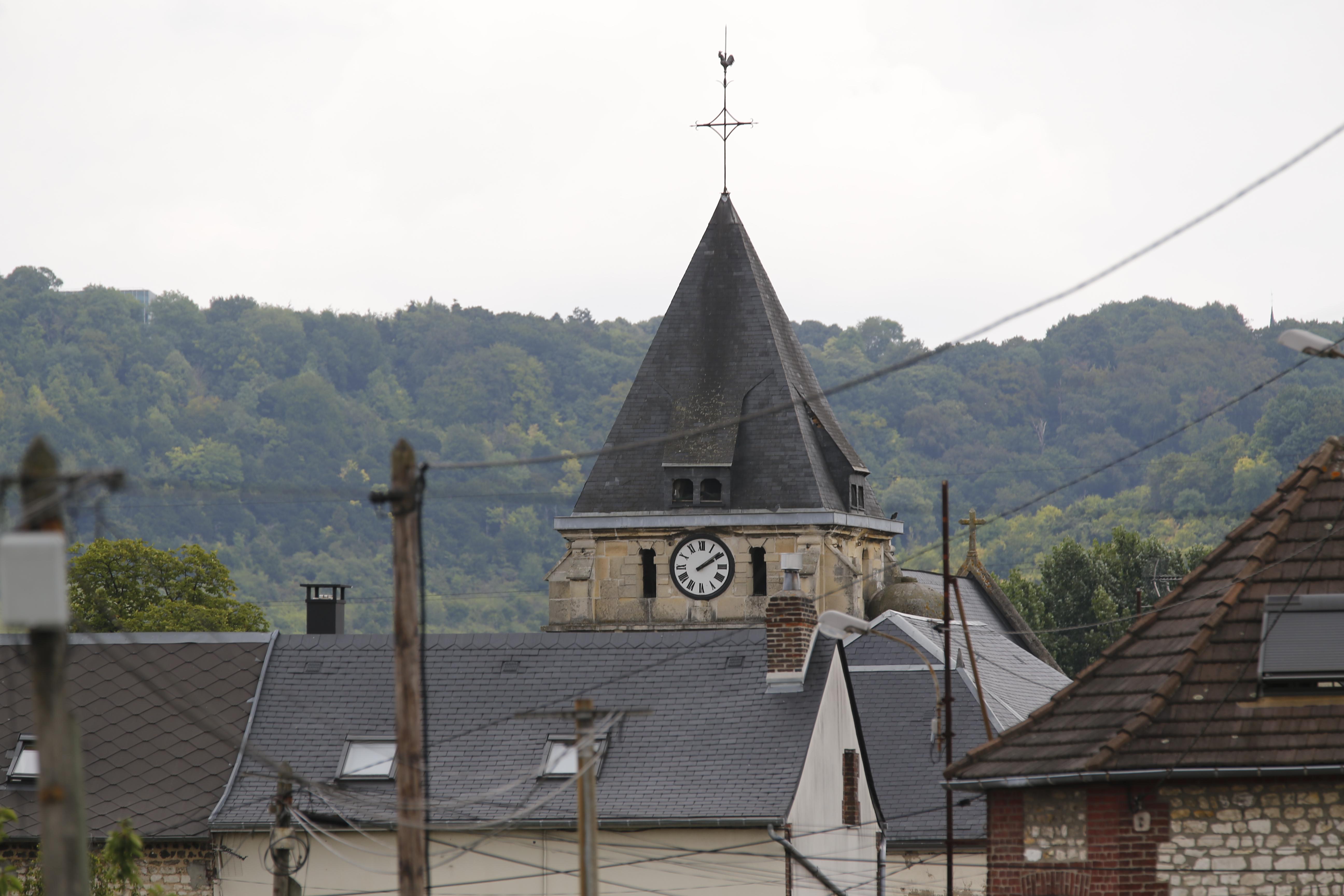 Il campanile della chiesa di di Saint-Etienne-du-Rouvray (Foto Afp)