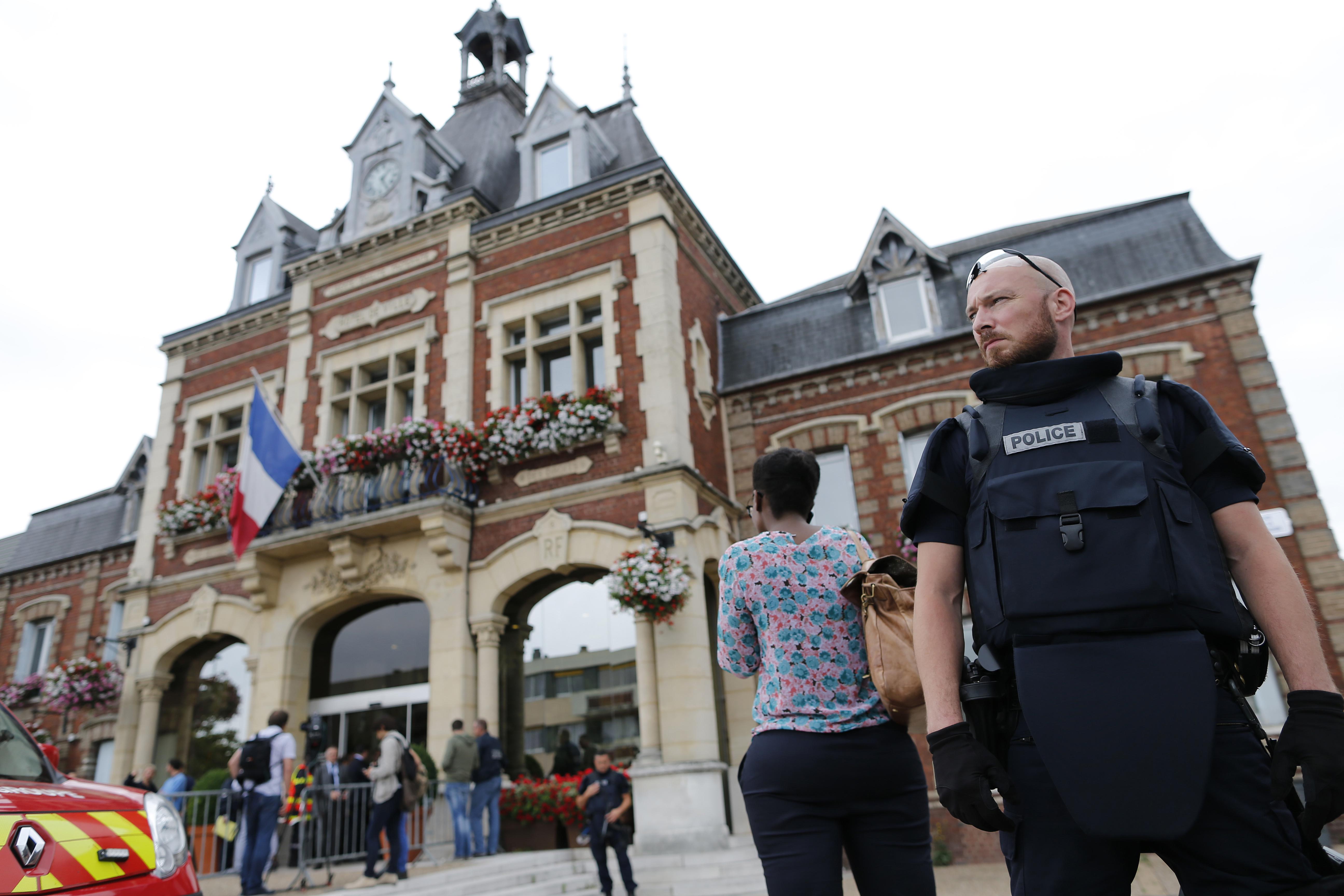 La polizia davanti al municipio di Saint-Etienne-du-Rouvray (Foto Afp)