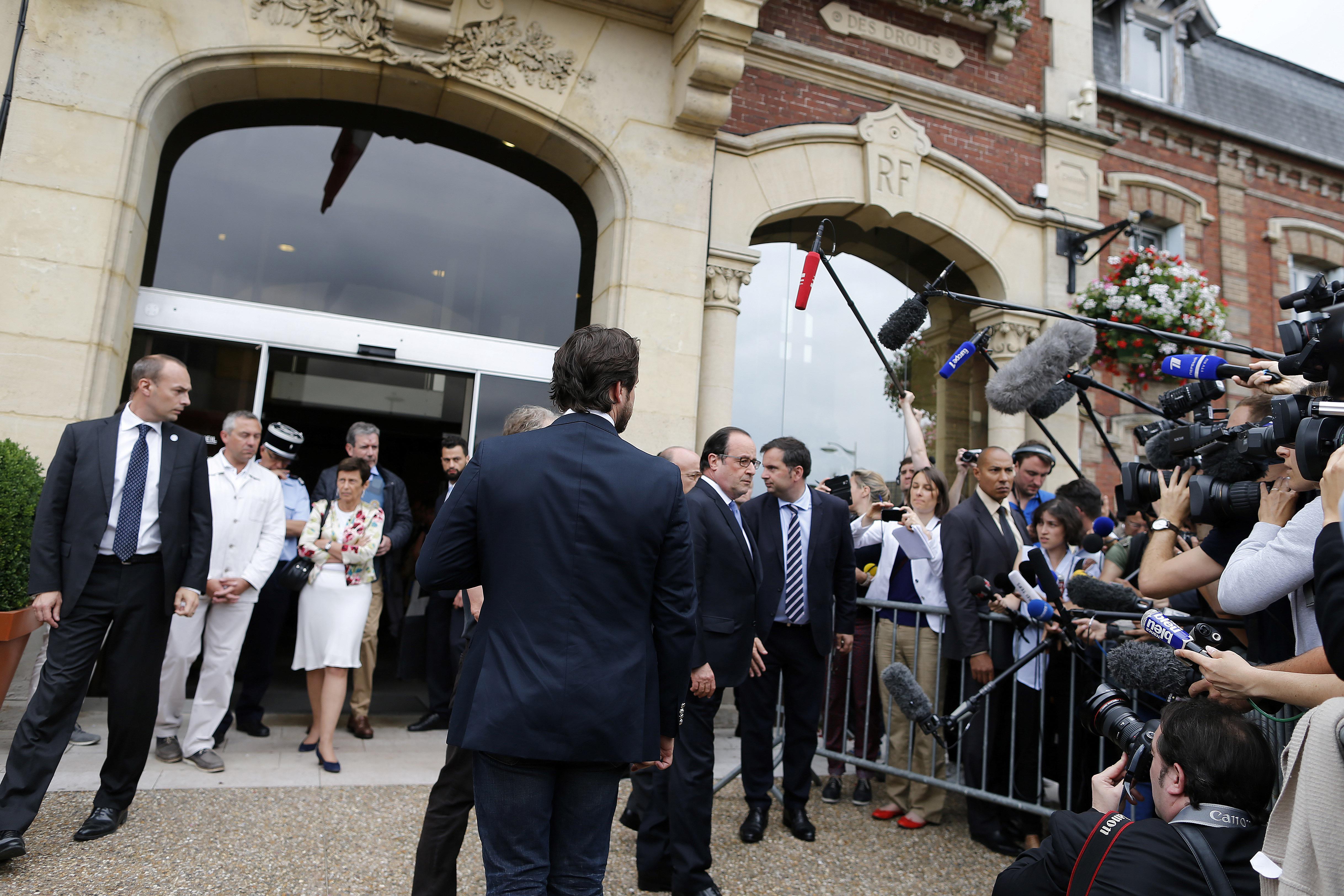 Il presidente francese Francois Hollande davanti il municipio di Saint-Etienne-du-Rouvray (Foto Afp)