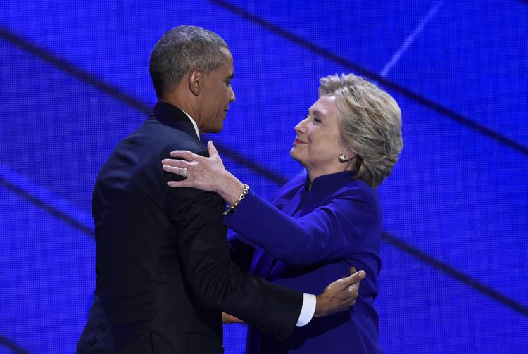 L'abbraccio tra Barack Obama e Hillary Clinton (AFP PHOTO)