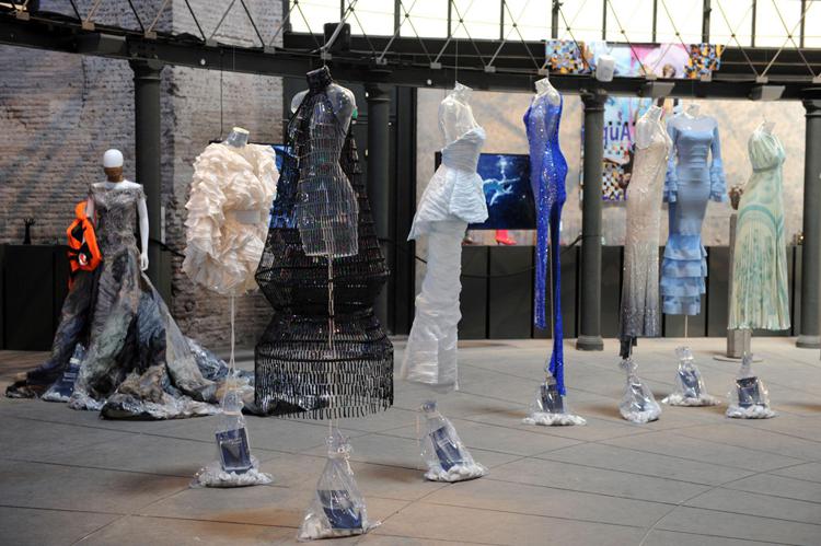 Alcuni abiti della mostra 'In Acqua', tra i quali  il manifesto 'couture di Guillermo Mariotto 'Foco a ' 'mare'
