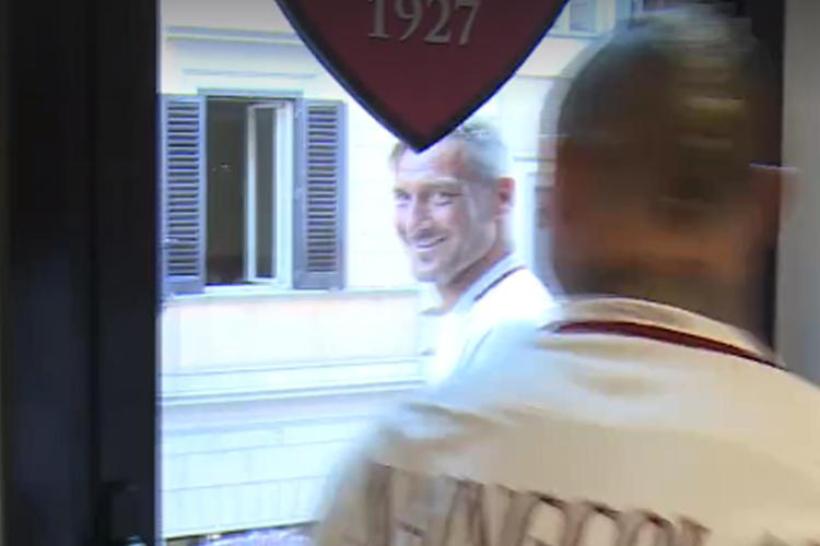 Roma, Totti si affaccia dal balcone e Nainggolan lo chiude fuori /Video