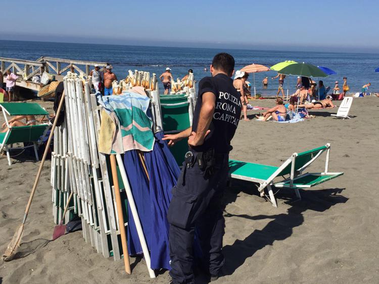 Ostia: ombrelloni e sdraio a noleggio su spiaggia libera, una denuncia