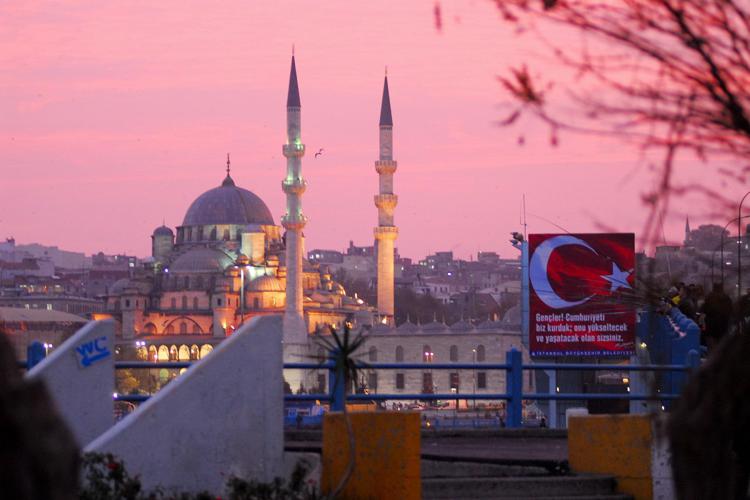 Il ponte di Galata a Istanbul, e alle spalle la Moschea Blu (Fotogramma) - FOTOGRAMMA