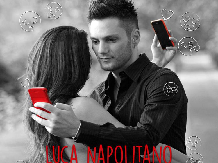 Luca Napolitano nella cover del singolo 'Ci whatsappiamo'