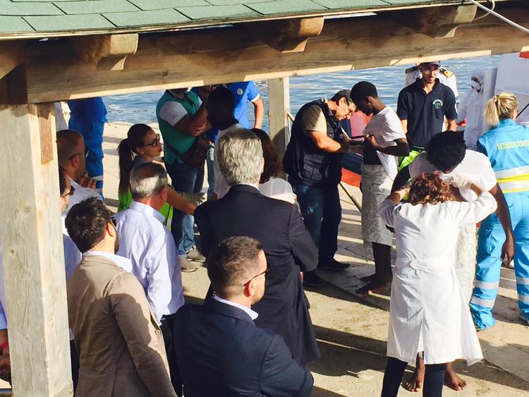 Grasso assiste a sbarco di migranti a Lampedusa