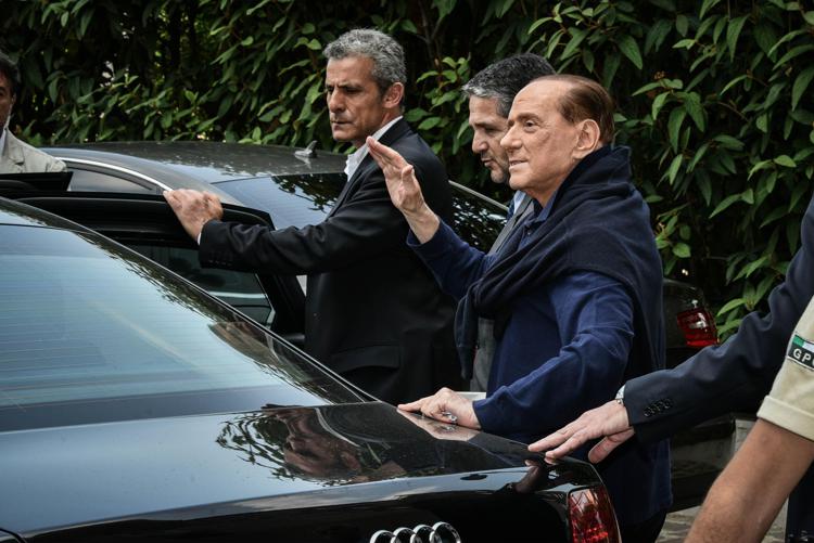 Silvio Berlusconi esce dal San Raffaele (Fotogramma) - FOTOGRAMMA