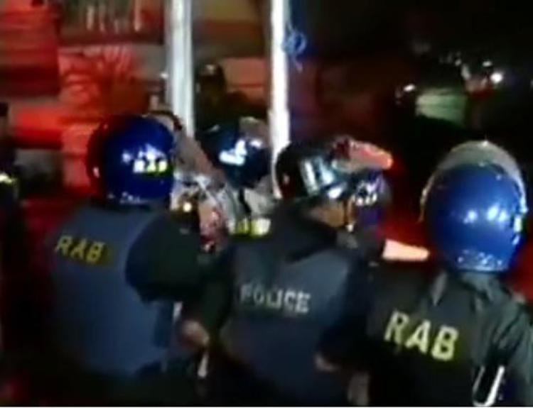 Bangladesh, assaltato un ristorante a Dacca: almeno 20 ostaggi