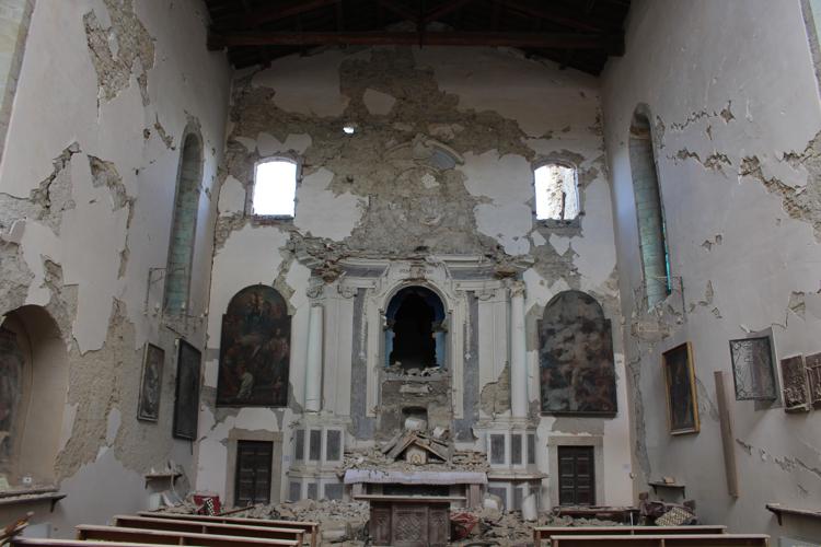 Terremoto, crollato ad Amatrice il campanile di Sant'Agostino