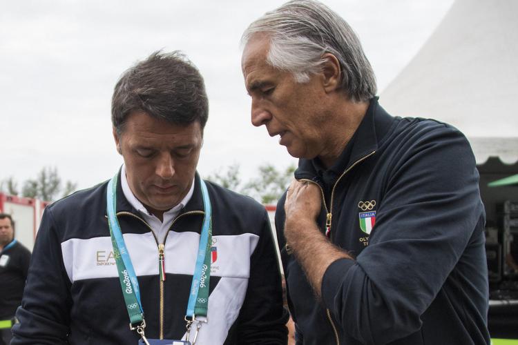 Il Premier Matteo Renzi con il presidente del Coni Giovanni Malago' ai Giochi di Rio 2016  - AFP