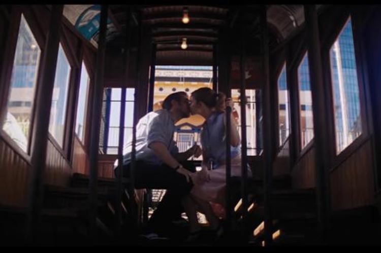 Una scena di 'La La Land' con Emma Stone e Ryan Goslin