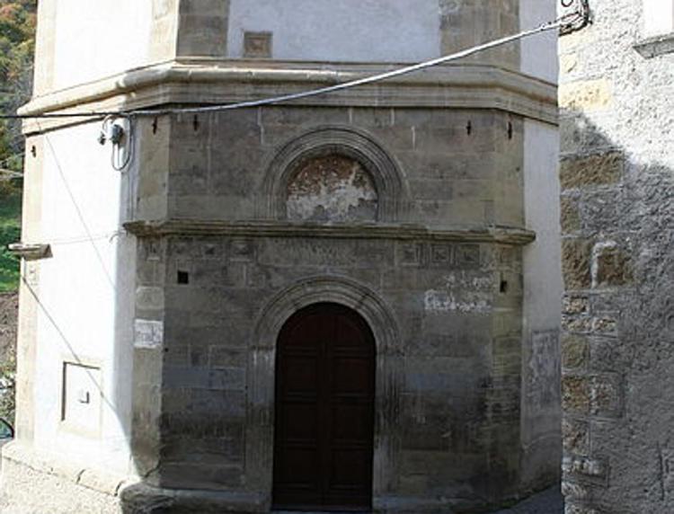 La chiesetta della Madonna del Sole di Capodacqua prima del terremoto (foto da Wikipedia)