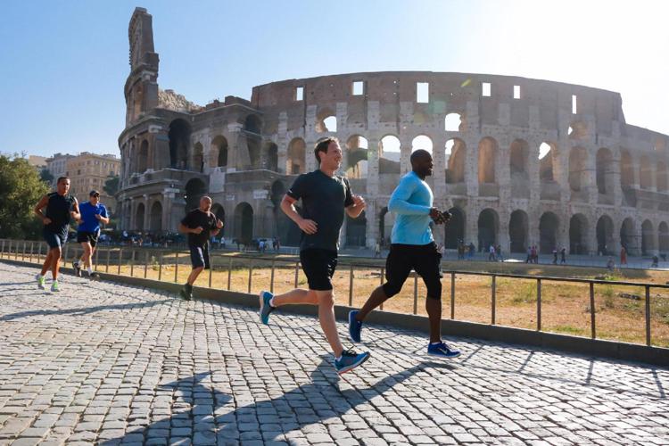 Mark Zuckerberg fa jogging al Colosseo (foto da Facebook)
