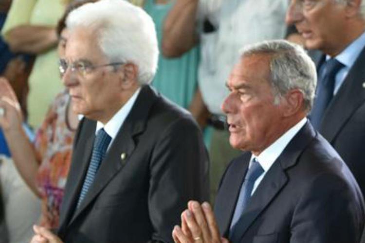 Il presidente del Senato, Pietro Grasso, accanto al presidente della Repubblica, Sergio Mattarella, durante i funerali delle vittime del terremoto celebrati a Ascoli (Afp)