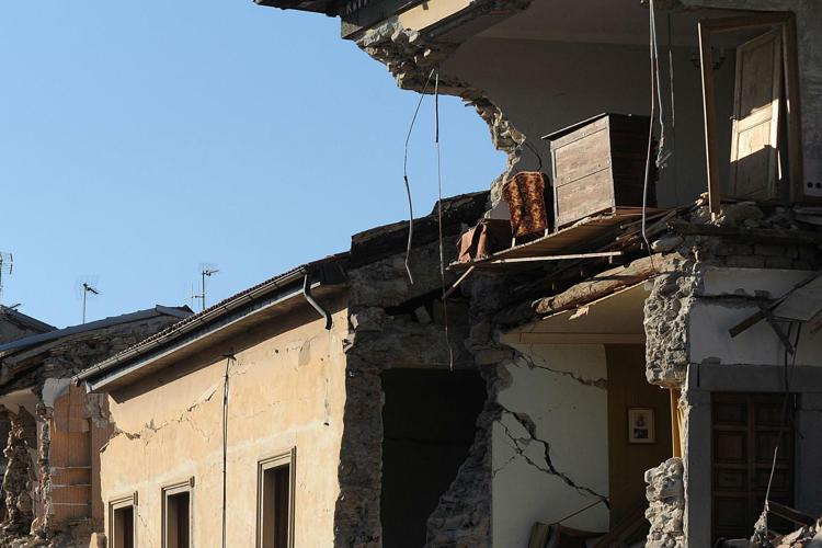 Police arrest Neapolitan 'looter' in quake-hit town
