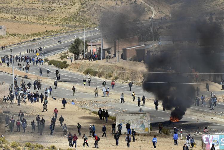 Proteste e scontri  con la polizia durante lo sciopero dei minatori a Panduro, La Paz, in Bolivia (Afp)