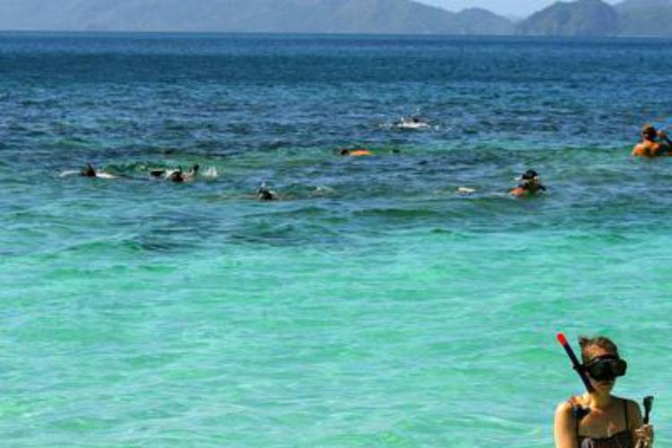 Turisti nelle acque dell'isola di Palawan, foto di repertorio (Xinhua)