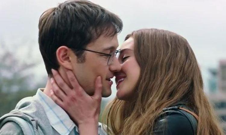 'Snowden', svelata clip con il bacio tra Edward e la sua Lindsay