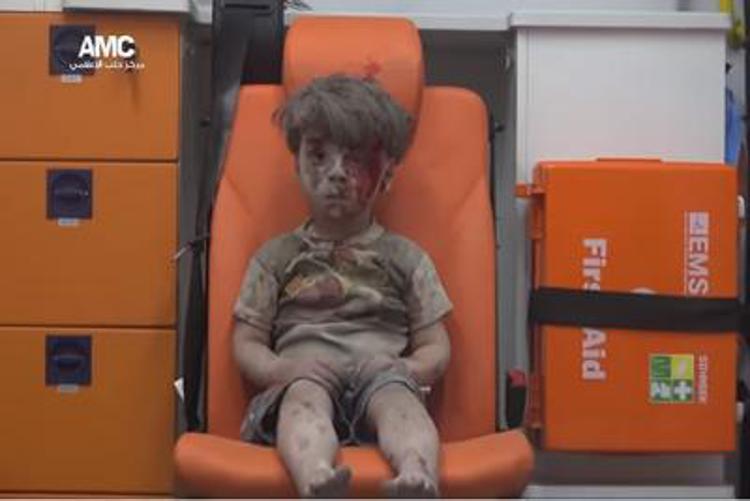 Il piccolo Omran (fermo immagine dal video di Aleppo Media Centre/Youtube)