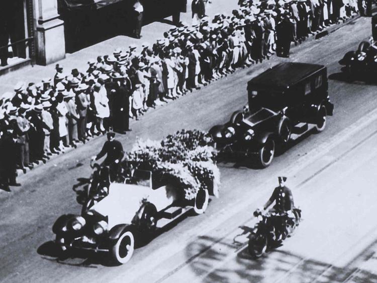 Un'immagine dei funerali a New York di Rodolfo Valentino, esposta nella mostra a Castellaneta