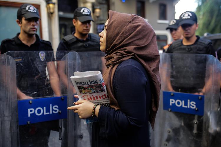 Una donna con il giornale 'Ozgur Gundem', chiuso con l'accusa di legami con i militanti Curdi (AFP PHOTO) - (AFP PHOTO)